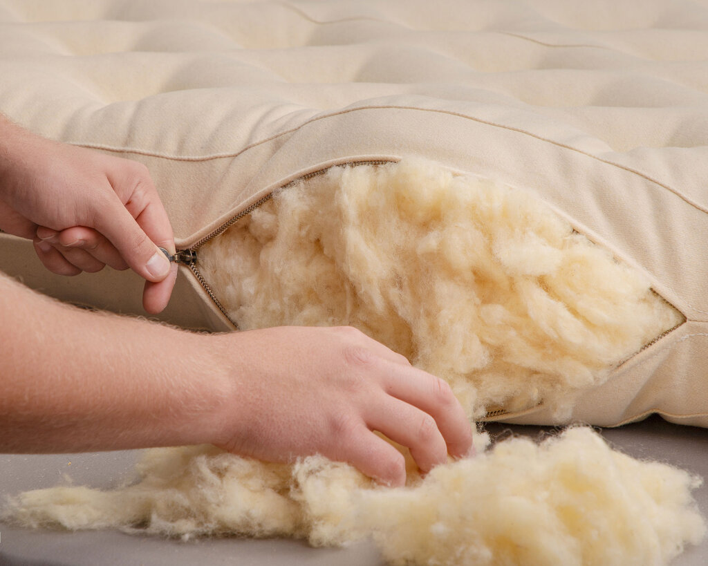 Пълнежът на матраците (снимка - личен архив на Росица Петрова)