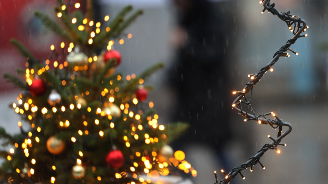 Коледните светлини са сред най-разпознаваемите знаци на празника.