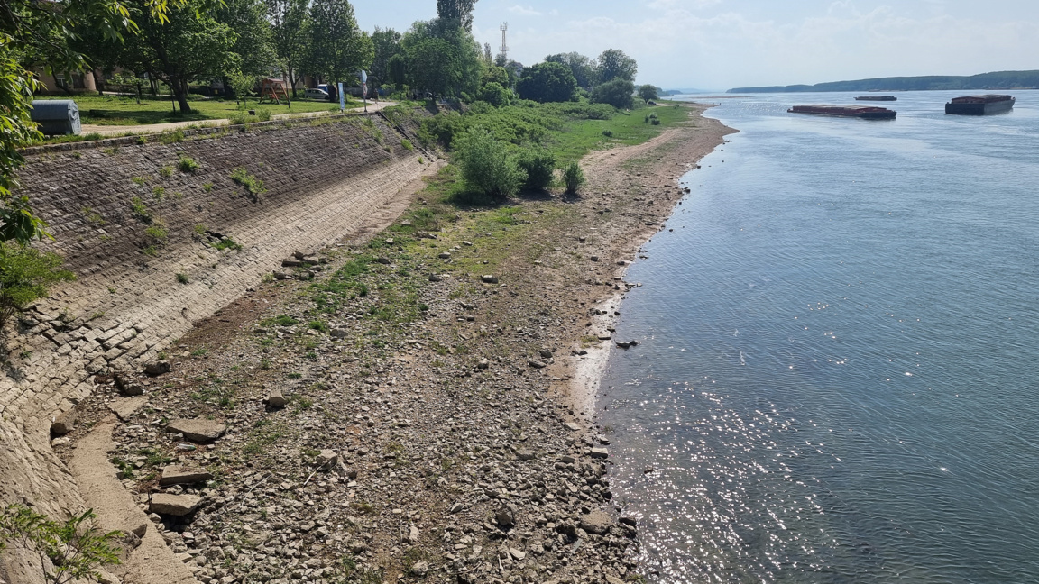 Tuna Nehri'nin su seviyesinin düşmesiyle, Lom yakınlarındaki adalar ortaya çıktı