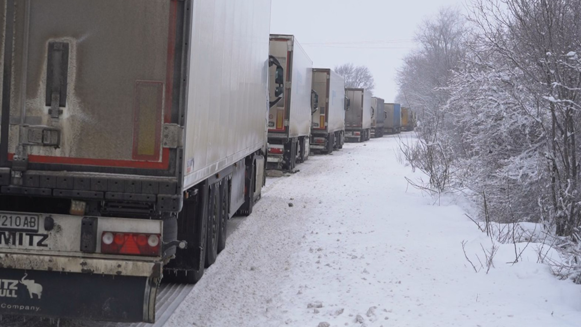 Започна поетапно пропускане на тирове от Видин към Монтана