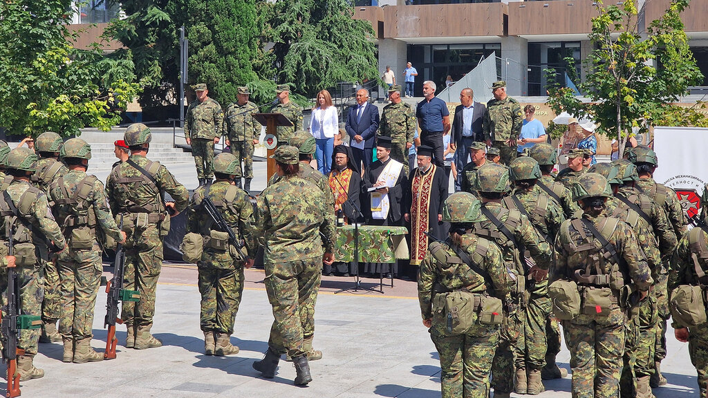Un contingente militar parte hacia Kosovo para participar en las SFOR de la OTAN