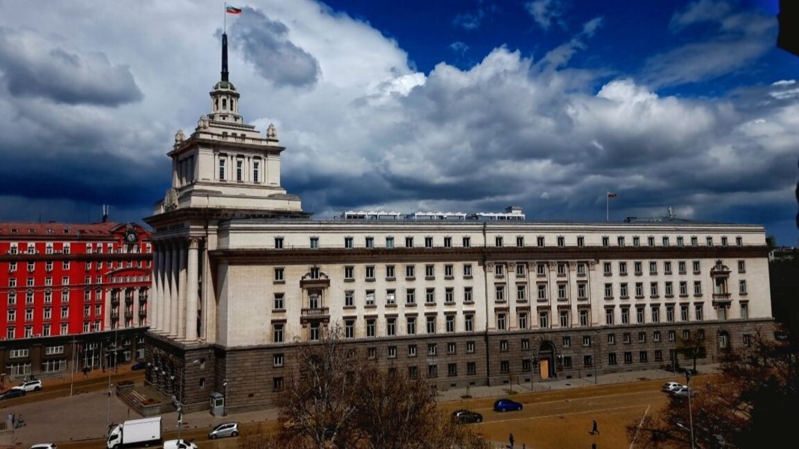 Липса на кворум, скандали и приятелски о...