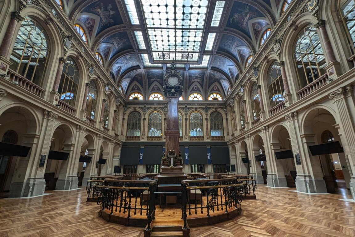 Екраните на фондовата борса в Мадрид са изключени заради спирането на тока, 28 април 2025 г.