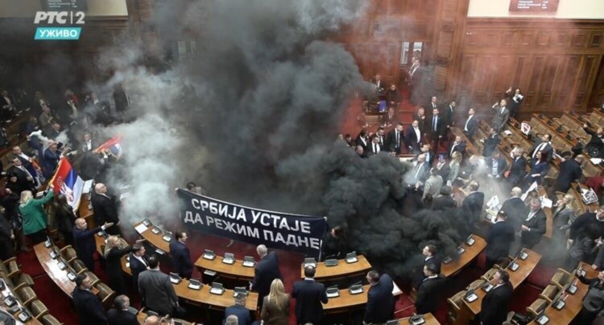 Бой и димки в сръбския парламент, протестиращи блокираха сградата