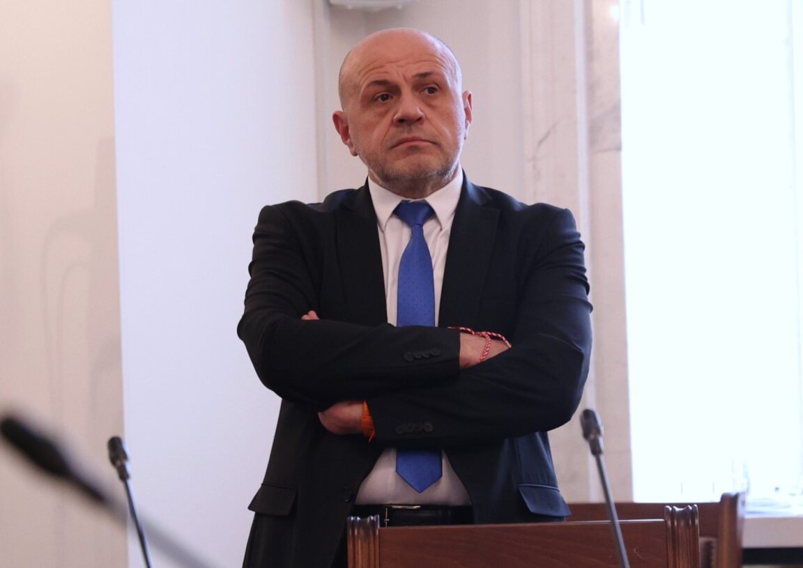 Зам.-министър председателят и министър на иновациите и растежа Томислав Дончев преди заседанието на Комисията по европейските въпроси и контрол на европейските фондове в НС - 13 март 2025 г.
