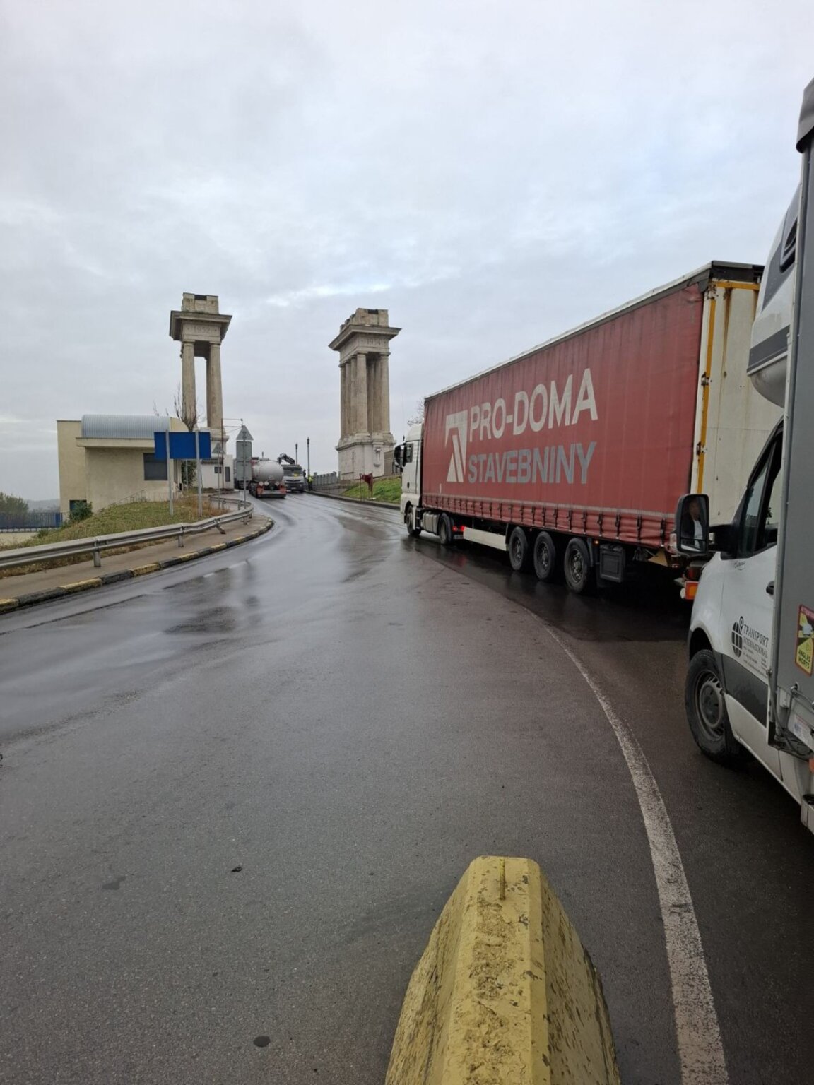 Дунав мост отворен и за тежктоварния трафик