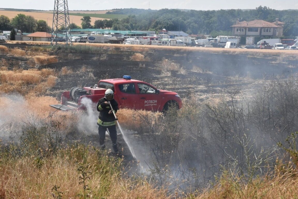 Трактор се запали в движение и подпали нива край Димитровград
