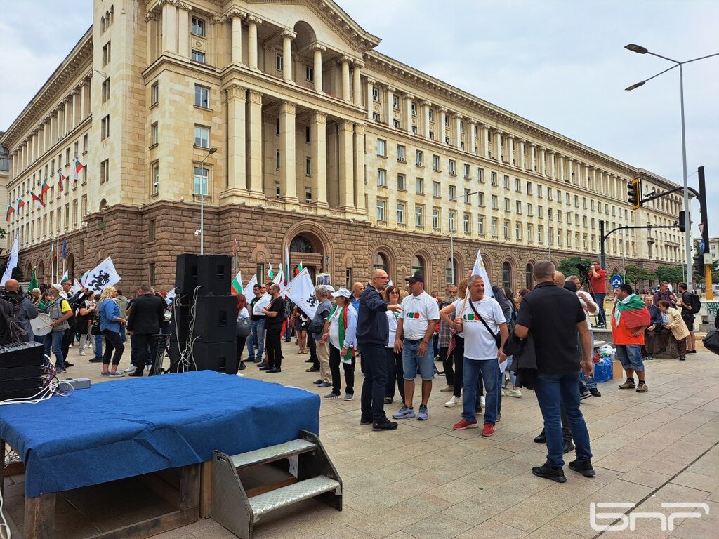 Поддръжници на "Възраждане" на протест: Правителството е против интересите на България