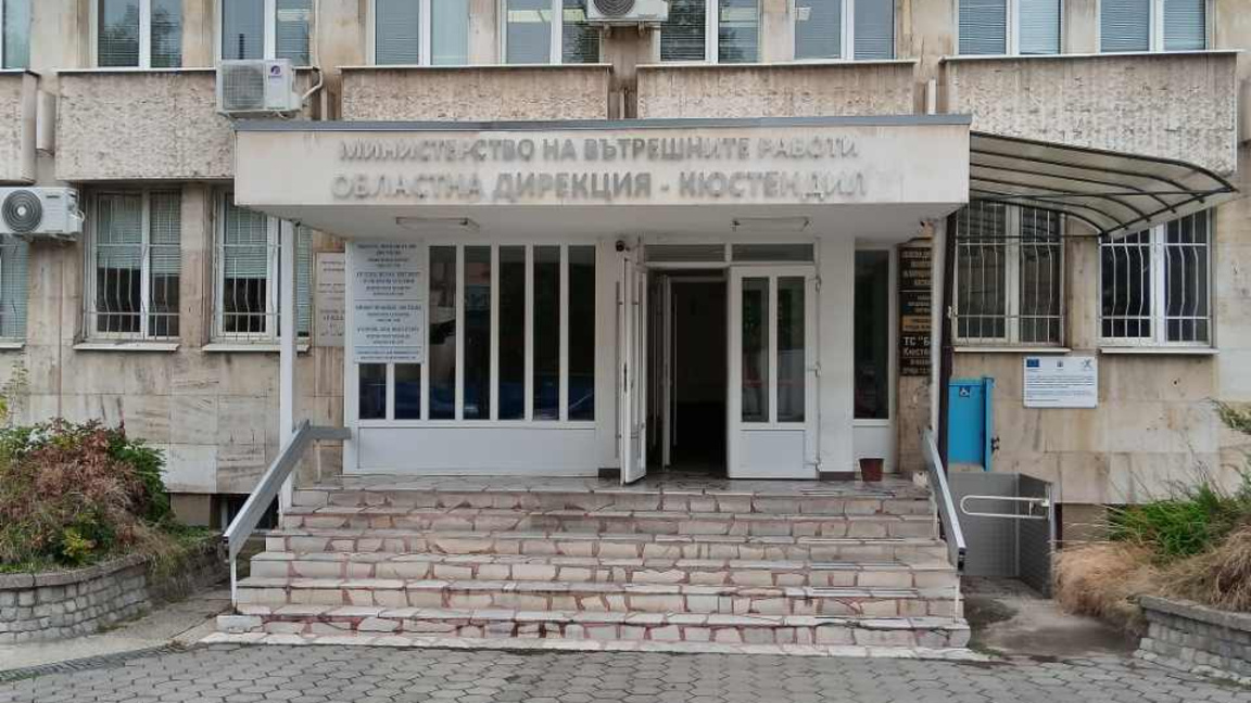 Полицаи иззеха тетрадка с имена и парични суми в кюстендилско село