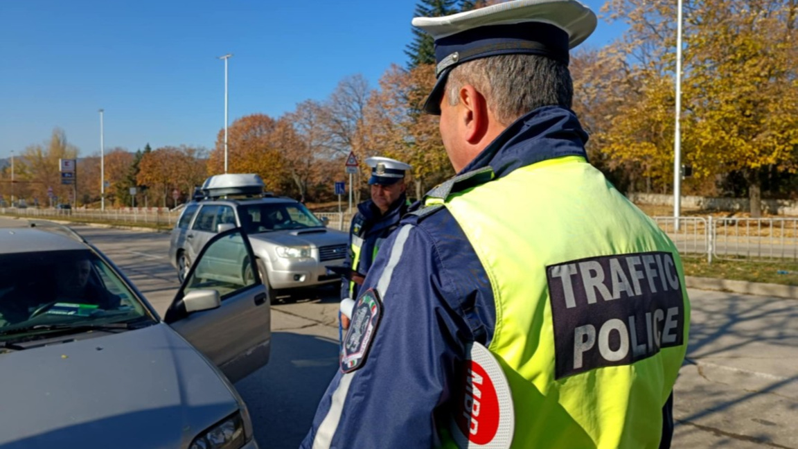 Пиян водач криволичи по пътя...
