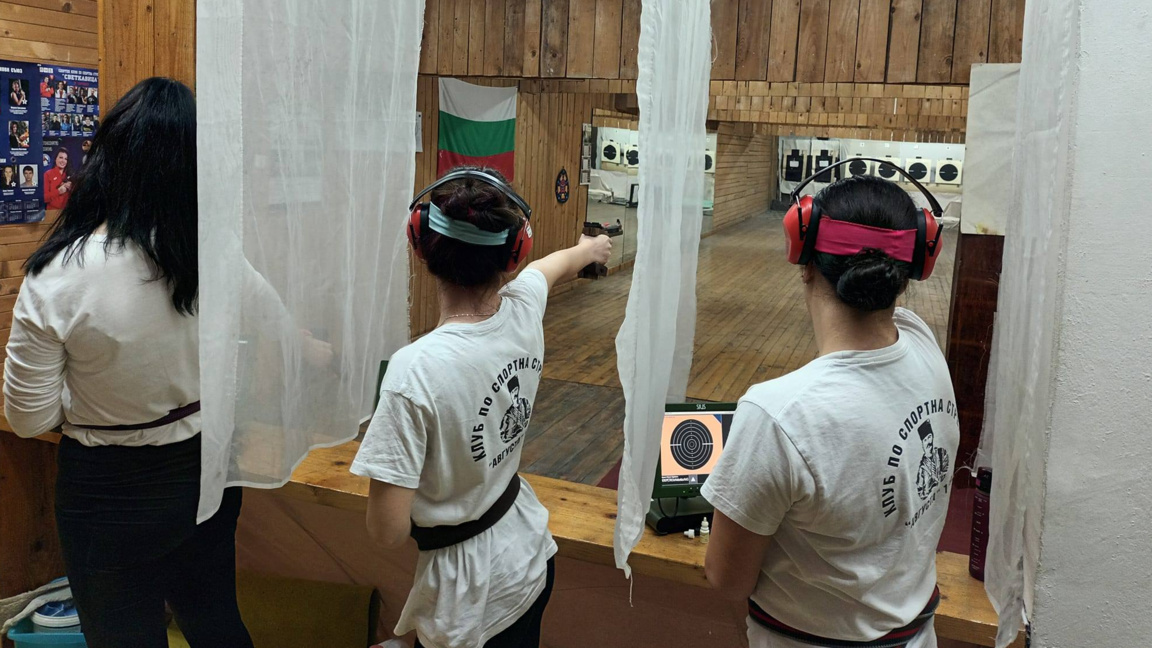 Състезателки от клуб "Августа 1992"