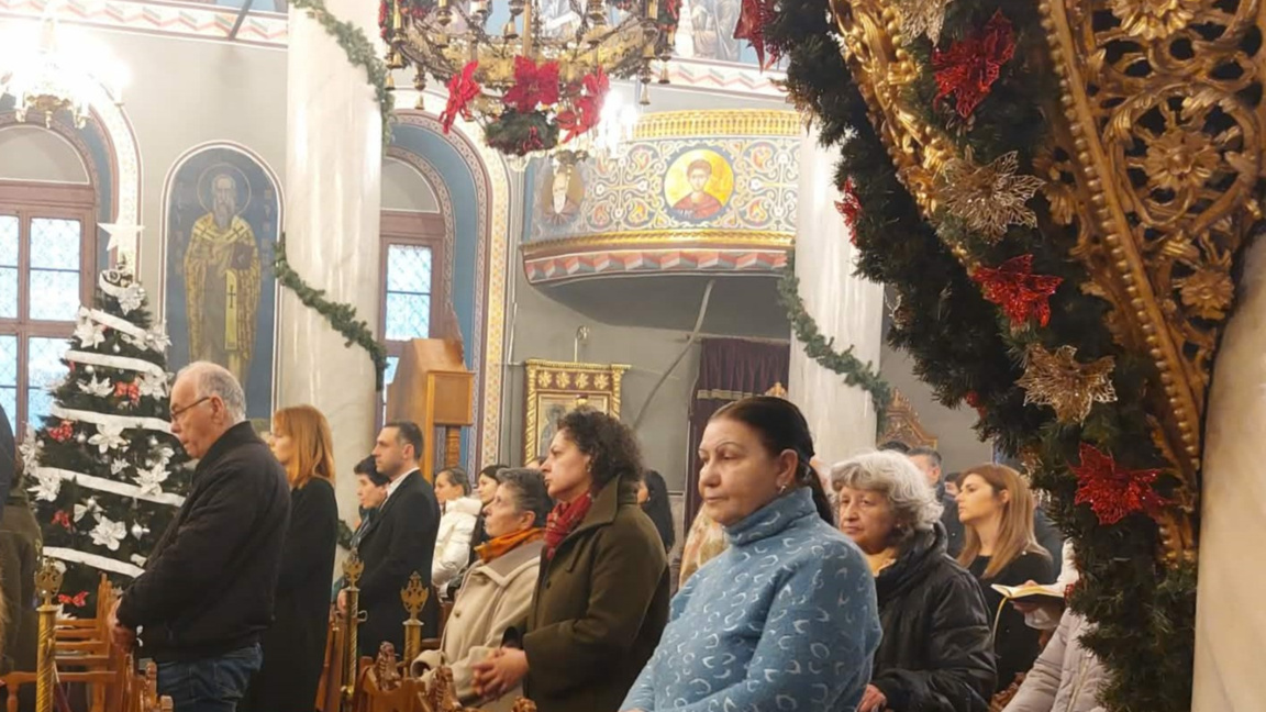 Десетки миряни посетиха храмовете на Рождество въпреки дъжда