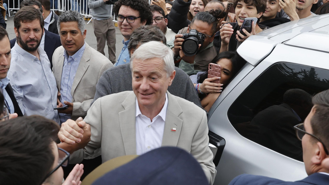 Хосе Антинио Каст сред свои привърженици по време на кампанията