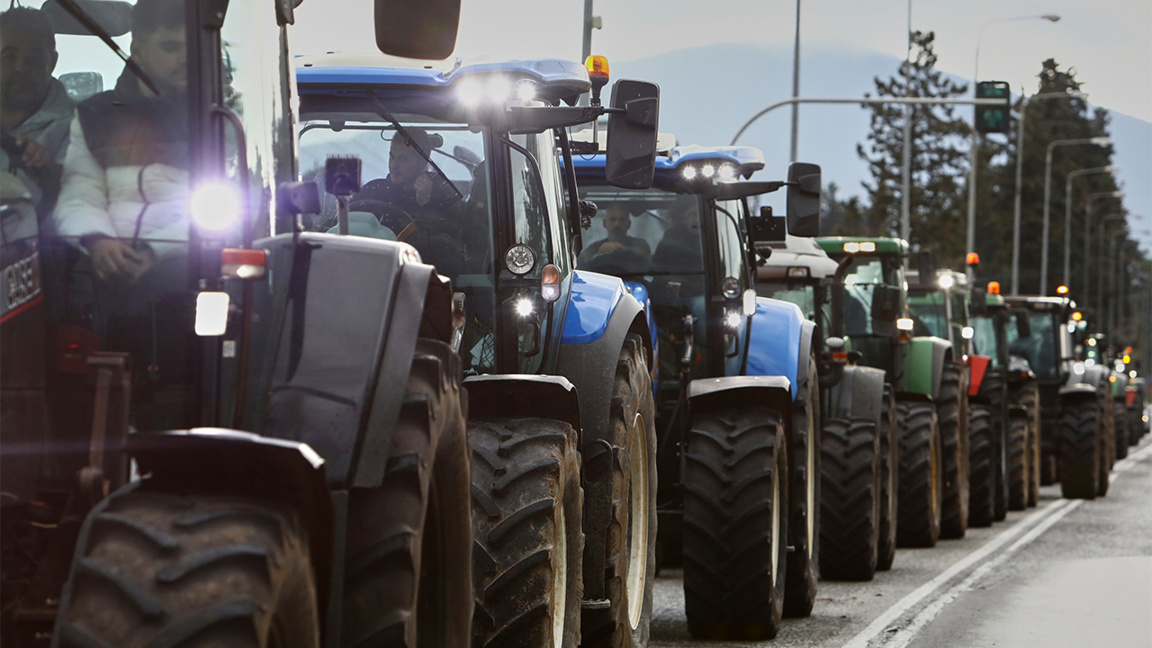 Гръцките власти заплашиха с арести протестиращите фермери