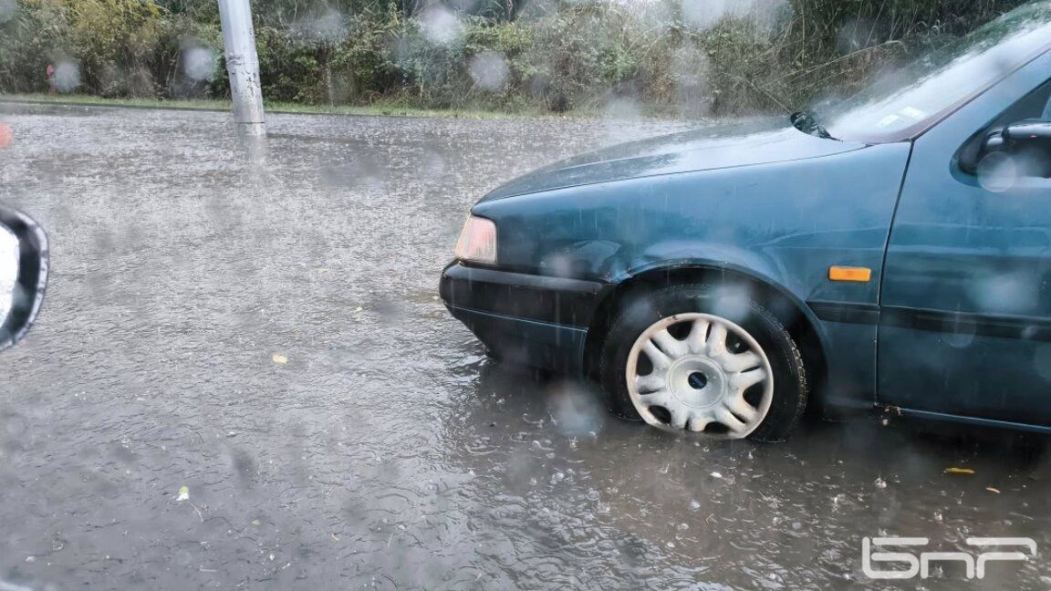 Частично бедствено положение в Бургас, затворени са пътища, пропаднал е мост
