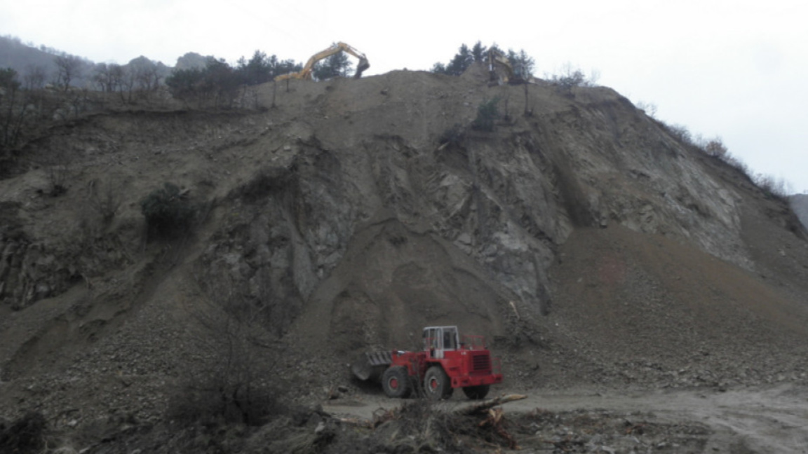 Разкриха пореден случай на незаконен добив на инертни материали край Катунци