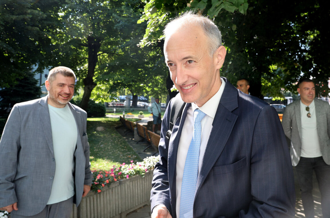 Министърът на образованието и науката Красимир Вълчев участва в конференция за перспективите пред България след приемането на еврото във Варна.