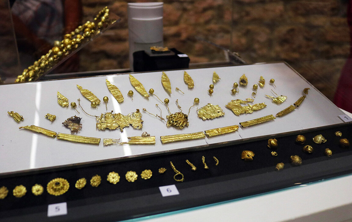 Tesoros de oro y plata descubiertos en las tierras búlgaras visitan el Palacio en Balchík