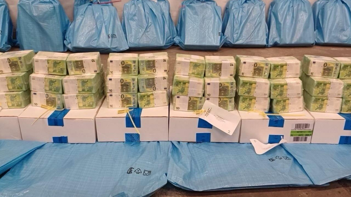 Унгария показа част от задържаните евро в седемте украинци