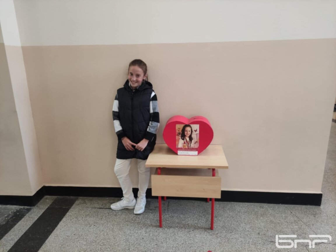 Деца помагат на деца: Деси от кв. "Аспарухово", която продава гривнички в подкрепа на Димана