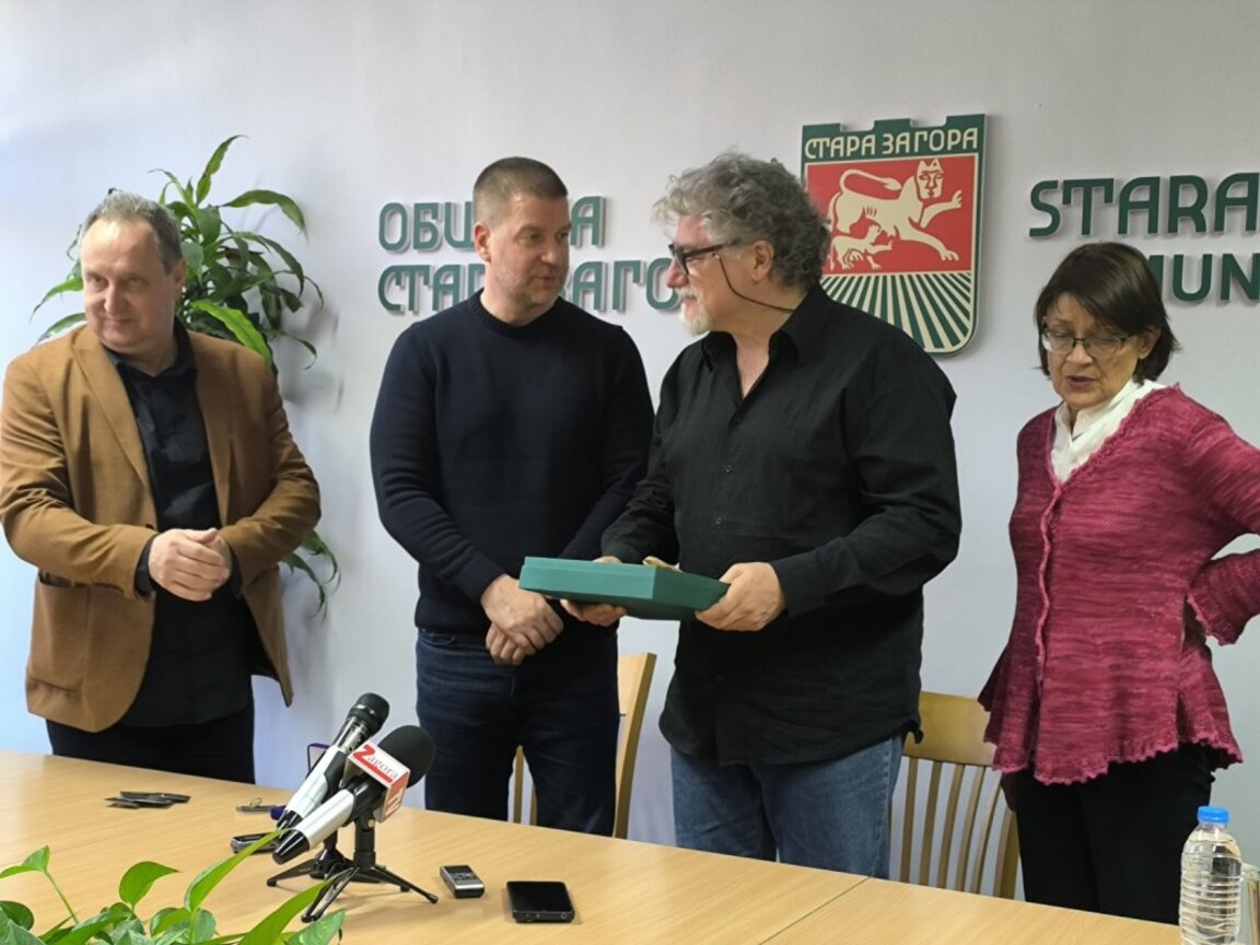 Плакет от кмета на Стара Загора Живко Тодоров за Хосе Кура