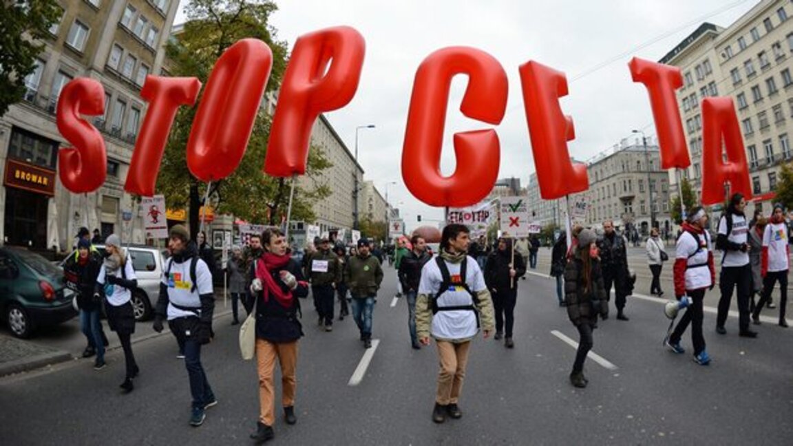 Протестиращи срещу търговското споразумение СЕТА