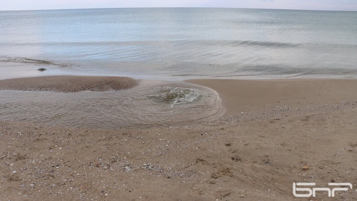 Хотелиери: Отпадни води отново се изливат в морето край село Кранево (СНИМКИ)