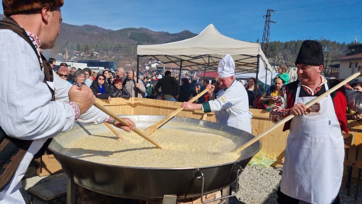 Orașul Aprilți găzduiește Festivalul Baconului și al Rakiei Fierte