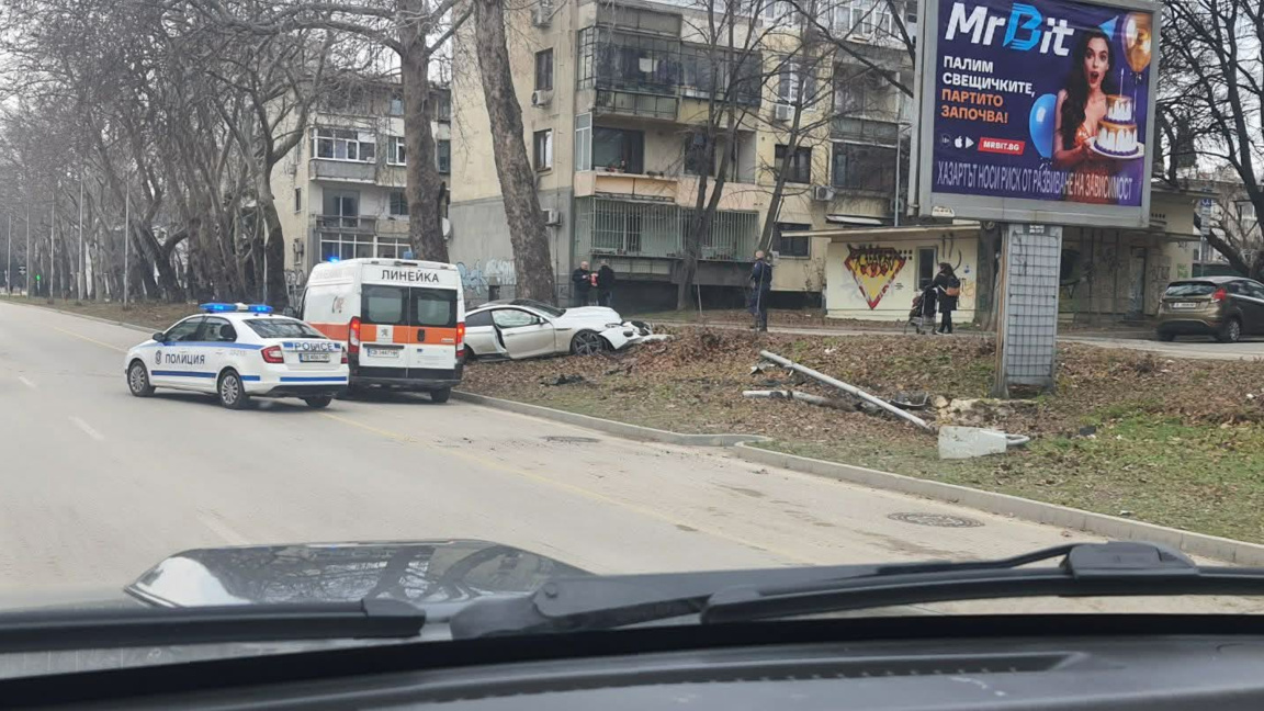 Дрогиран изпусна управлението и изхвърча от бул. "Левски" в тревата