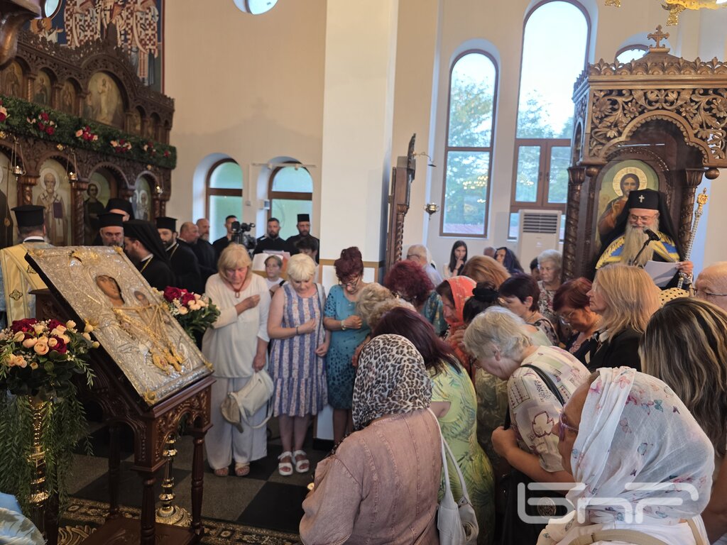 Негово Високопреосвещенство отслужи вечерня и Молебен канон на Пресвета Богородица