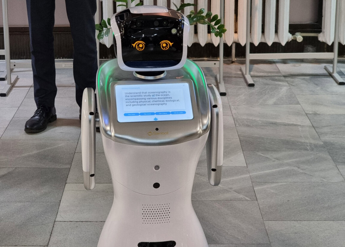 Emma, the new humanoid robot of the Varna Regional Library.
