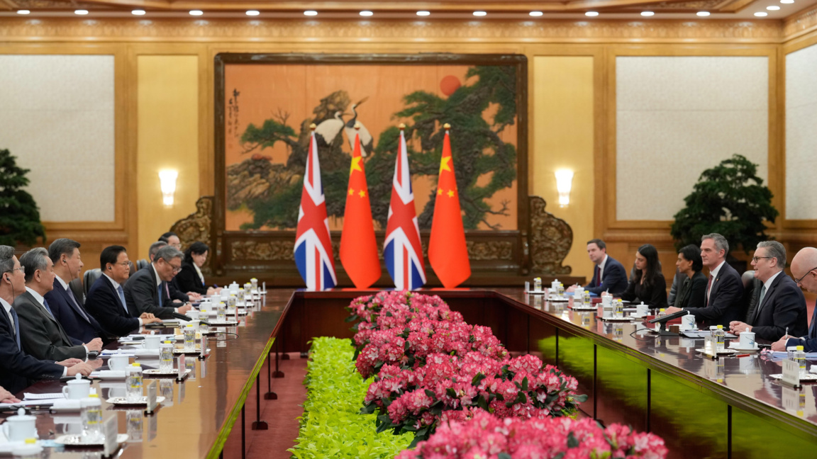 Делегацията на британския премиер Киър Стармър (вдясно) на среща с китайския президент Си Цзинпин  и представители на китайското правителството в Залата на народа в Пекин, Китай, 29 януари 2026 г.