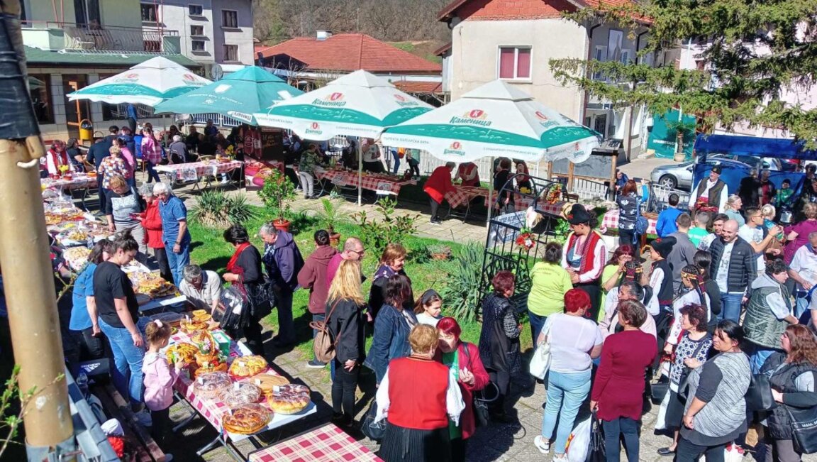 Tocino y rakia caliente en la fiesta de Zgorigrad, región de Vratsa