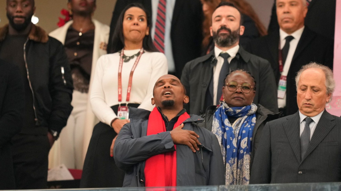 Шефът на камерунския футбол (с червения шал) няма право да гледа и следващите 4 мача на националния отбор.