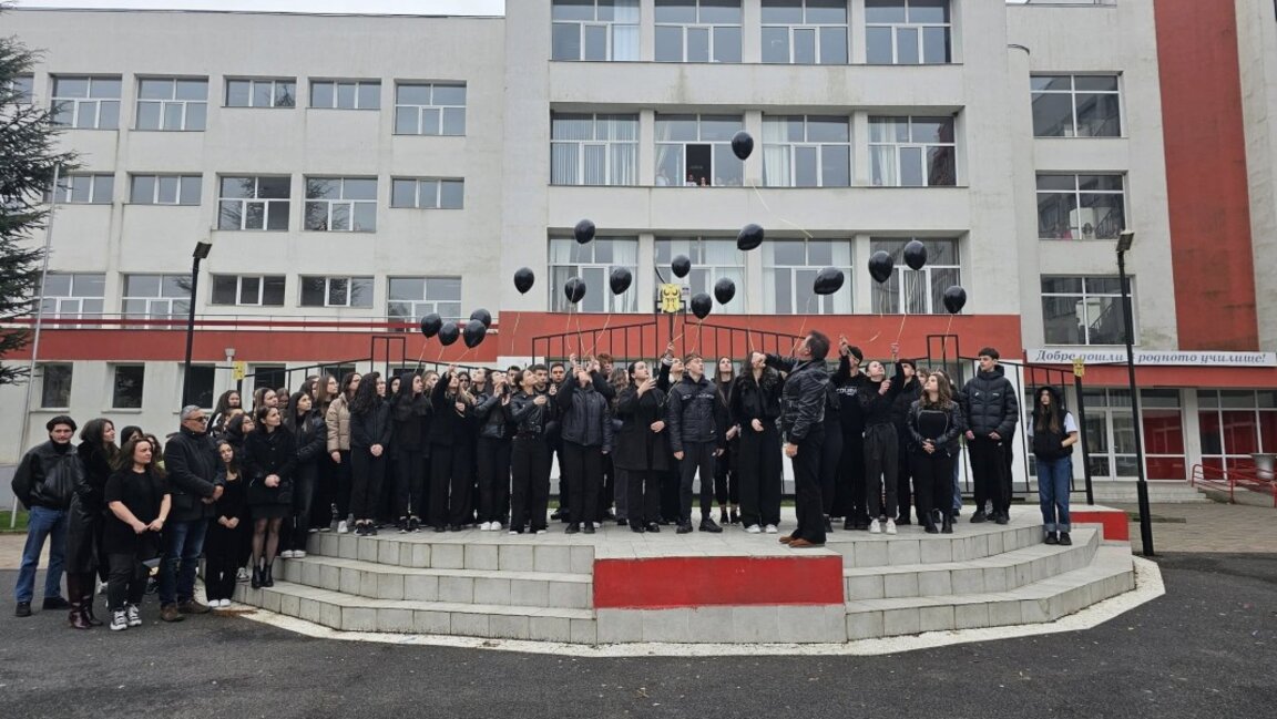 Ученици от СУ „П.Р.Славейков“ в Кърджали почетоха паметта на загиналите си връстници от Кочани