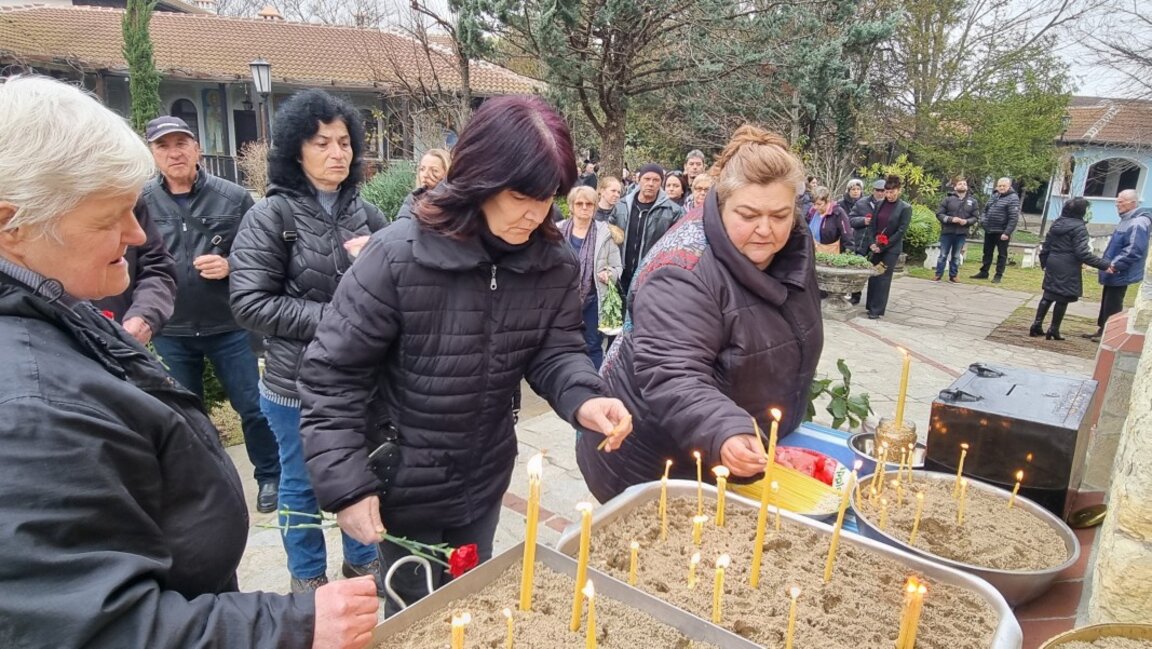 Стотици се прощават с отец Боян Саръев в Кърджали