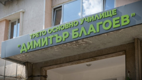 МОН обещава решение за 19-те първокласници