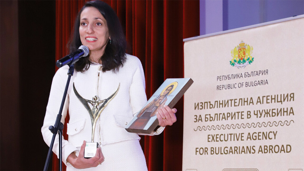 Radoslava Nedyalkova con el gran premio "Búlgara del año" - "Santa Zlata de Maglen" 2023