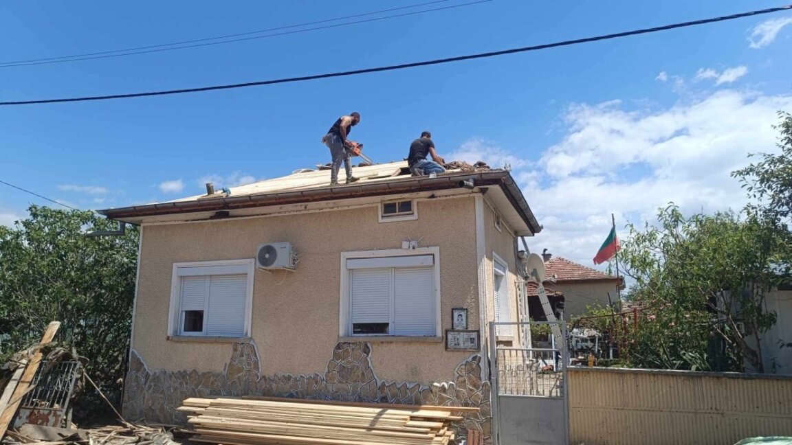 Разбити покриви на къщи в село Стрелец след падналата градушка
