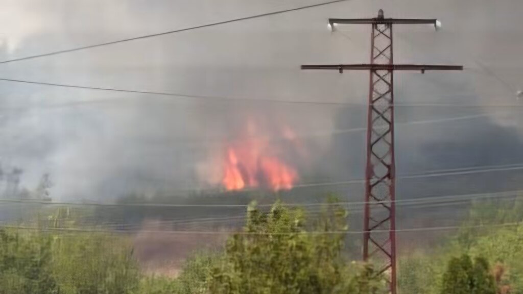 Пожар е избухнал във вилната зона на Мездра