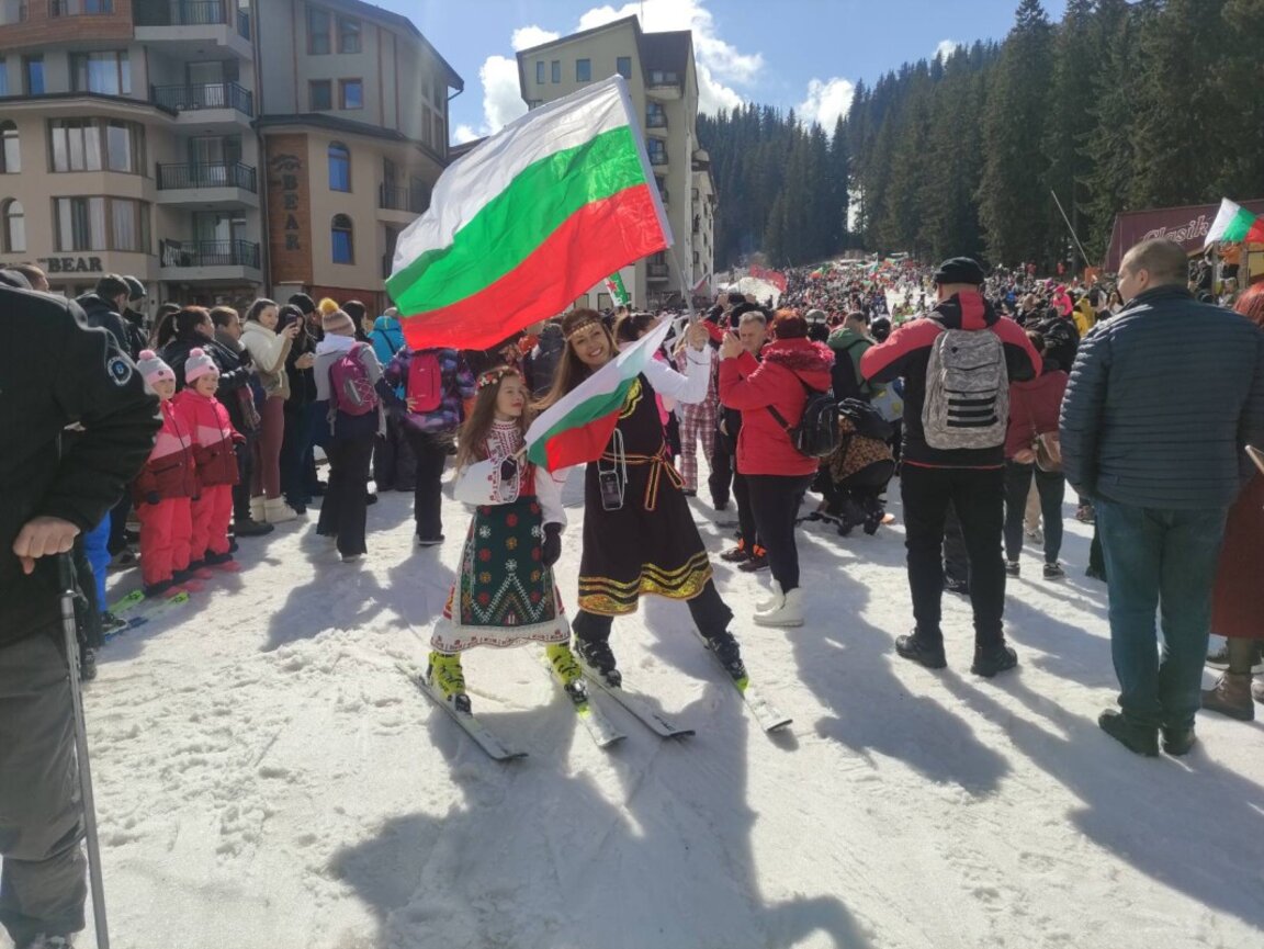 Скијаши у народним ношњама „полетели” са врха Снежанка