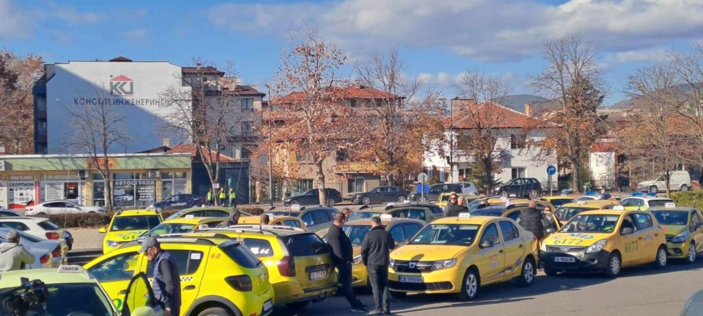 Таксиметрови шофьори в Кърджали протестираха срещу поскъпването на "Гражданска отговорност" /ВИДЕО/