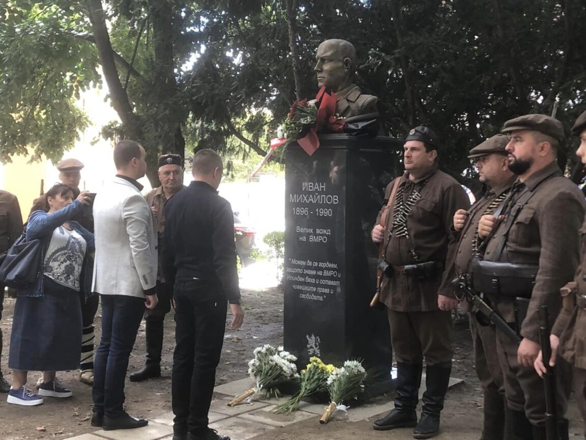 Бюст паметник на Иван Михайлов в Благоевград