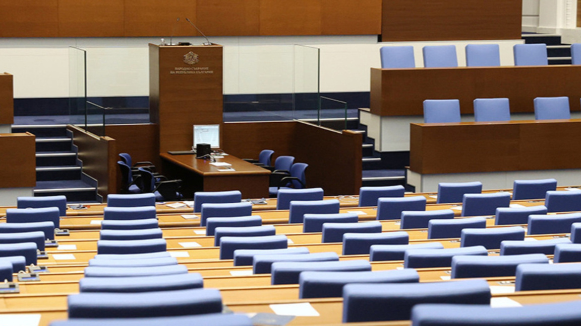 Budget Committee votes up to €3.8 billion in new debt amid liquidity crisis fear