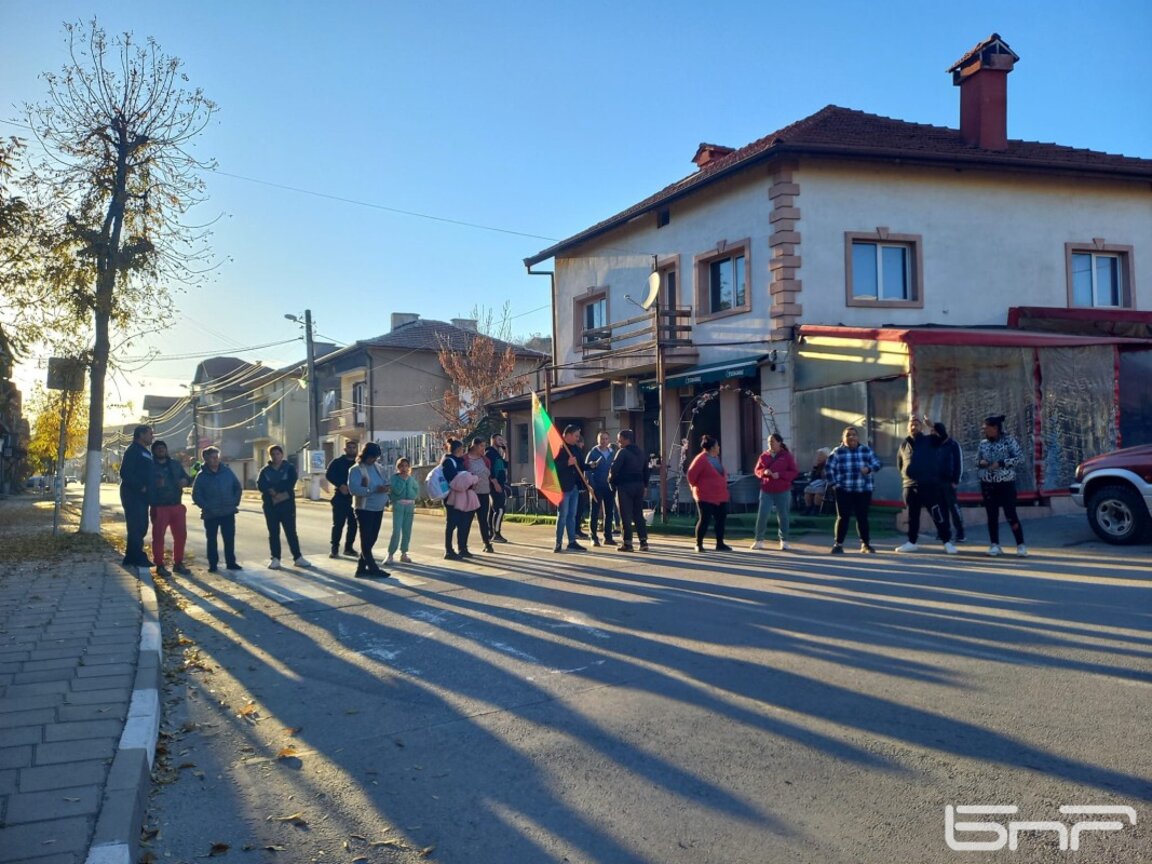 Протест от 20 човека затвори пътя за Рилския манастир