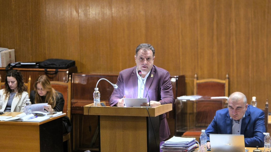 Кметът на В. Търново Даниел Панов на сесията на Общинския съвет.