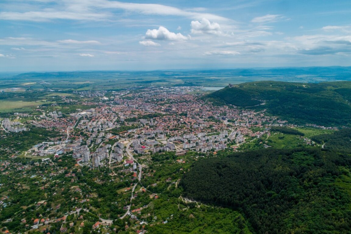 Облачно, на места и с мъгла