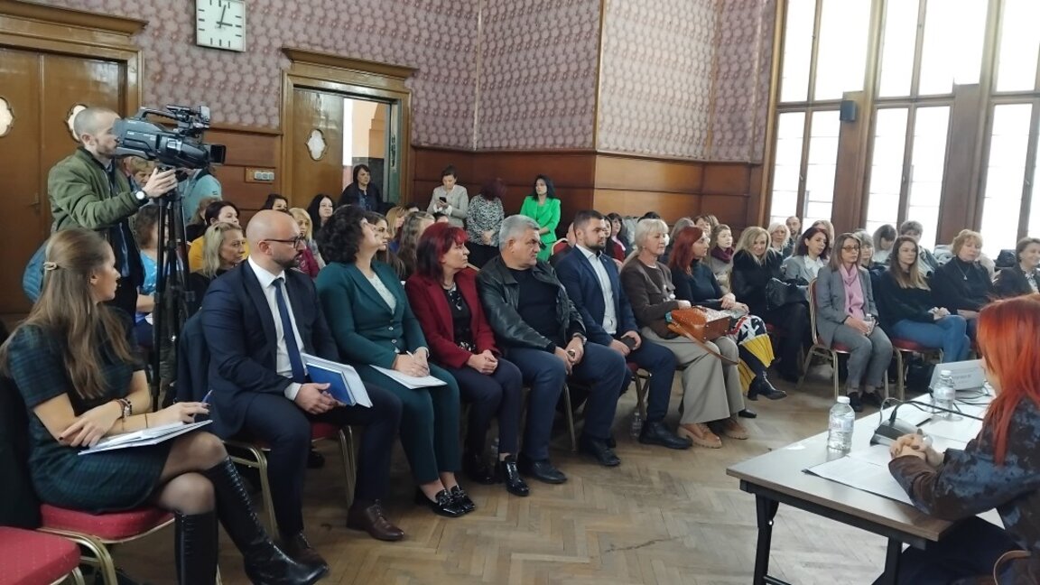 Комисията обсъжда разширяване на психологичната подкрепа в училищата