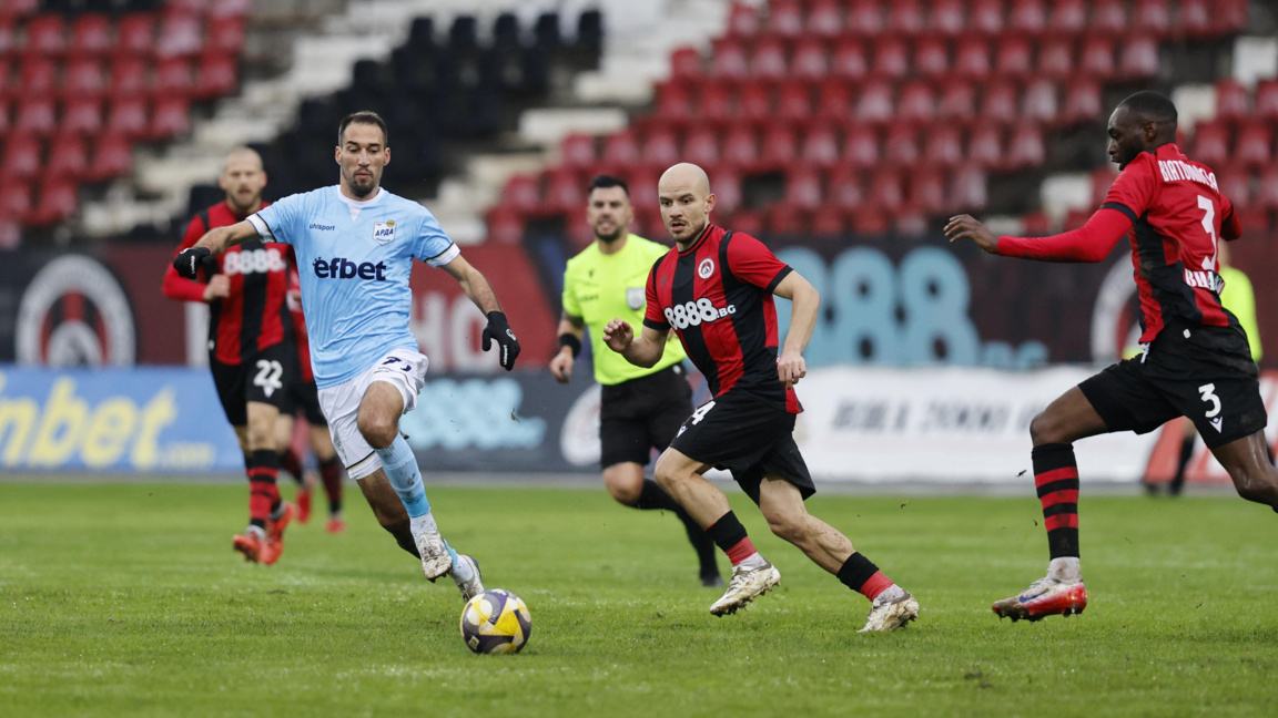 Ивелин Попов (в светлосиня фланелка) изигра 19 мача за тима от Кърджали.