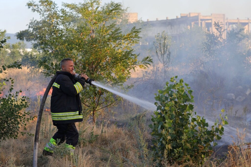 Los bomberos continúan combatiendo el incendio en Pirin